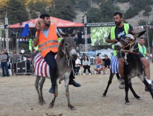 Eşek üzerinde ellerindeki topla gol atmak için çabaladılar