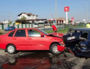 Hızını alamadı kırmızı ışıkta bekleyen araçlara daldı: 2 yaralı