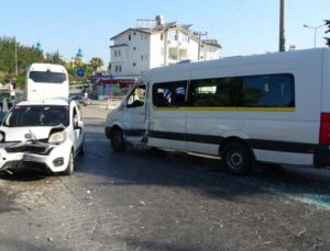 Antalya’da otel servis otobüsü 2 araca çarptı: 6 yaralı