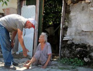 Yaşlı ve bakıma muhtaç komşusu için gözyaşlarına boğuldu