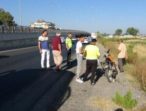 Servis otobüsünün önünden geçti, motosikletin altında kalarak yaralandı