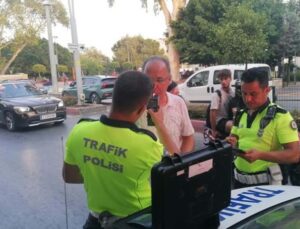 Yaralı yerde acı içerisinde yatarken, motosiklet sürücüsü kaçtı