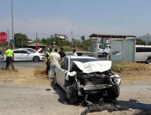 Tali yoldan çıkan minibüse otomobiller çarptı: 5 yaralı