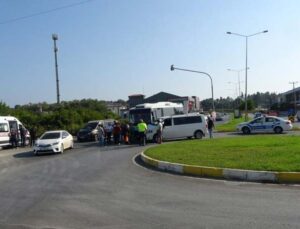 Otel servisi midibüs ile minibüs çarpıştı: Facianın eşiğinden dönüldü