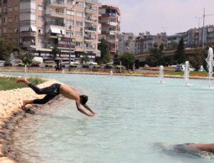 Antalya’da sıcak ve nemli havada bunalan çocuklar soluğu süs havuzunda aldı