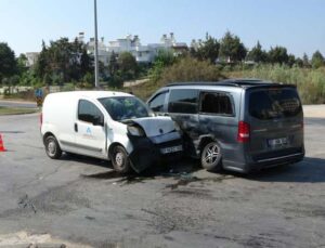 Antalya’da tur minibüsü ile hafif ticari araç çarpıştı: 3 yaralı