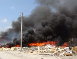 Manavgat’ta korkutan hurdalık yangını