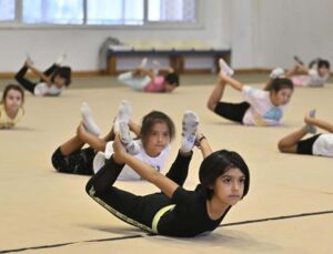 Muratpaşa’da yaz dönemi spor okulları cimnastik programına yoğun ilgi