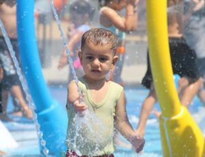 Denize gidemeyen çocuklar mahalleye kurulan su parkında eğleniyor