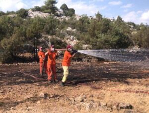 Antalya’da bozuk ormanlık alanda çıkan yangın söndürüldü