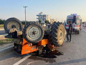 Antalya’da otomobil traktöre çarptı: 2 yaralı