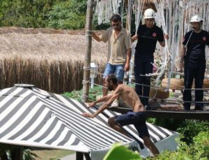 Antalya’da ‘Tarzan’ adam alarmı: Demirlere tırmandı, polislerden kaçıp şemsiyenin üzerine çıktı