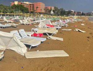 Alanya plajında tatilcilere sağanak yağış ve fırtına şoku