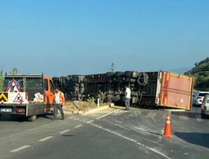 Makarna yüklü tır devrildi: 2 yaralı