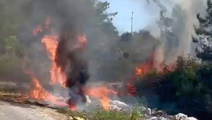 Antalya’da çöp dökülen alandaki yangına helikopterle müdahale edildi