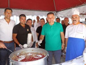 Alanya Belediyesi 5 bin kişilik aşure dağıttı