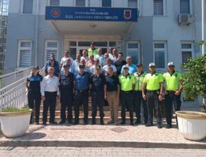 Kemer’de örnek taksi ve toplu taşıma sürücülerine plaket ile hediye verildi