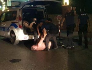 Alanya’da uyuşturucu krizine giren Rus turist, polislere ecel teri döktürdü