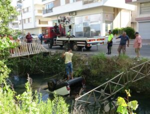 Direksiyonda uyudu, sulama kanalına uçarak ölümden döndü