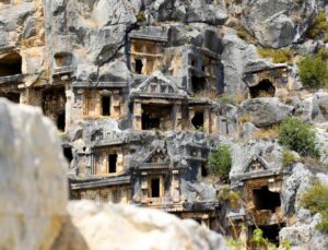 Geçmişi binlerce yıla dayanan Myra Antik Kentinde kazılar tapulu arazilere takıldı