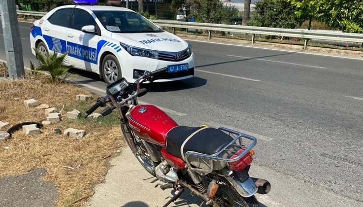 Plakasız motosiklet otomobile çarptı: 2 yaralı