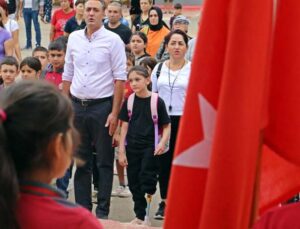 13 günlükken sol bacağı kesilen Özge, protez bacağıyla okula gelip ders başı yaptı