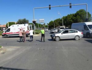 Otomobiller çarpıştı, sürücülerin eşleri yaralandı