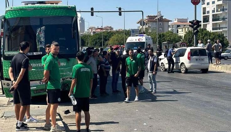 Serik belediyespor takımını taşıyan otobüs, maç öncesi kaza yaptı, 1 kişi yaralandı