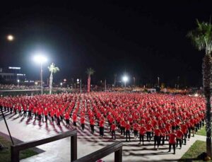 Antalya’da saat 19.23’te 1923 kişi zeybek oynayarak Ata’yı selamladı