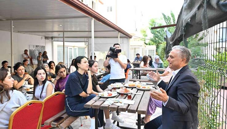 Başkan Uysal, öğrencilerle bir araya geldi