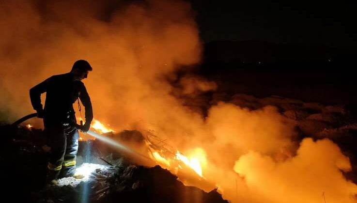 Atık sahasında çıkan yangın, makilik alana sıçramadan söndürüldü