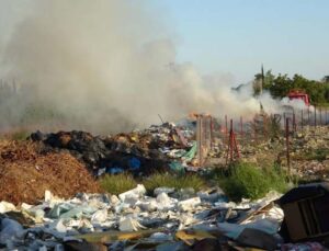 Tel ve kabloları alabilmek için sanayi atıklarını yakıyorlar