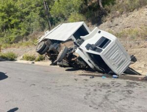 Alanya’da çöp kamyonu devrildi 1 işçi hayatını kaybetti