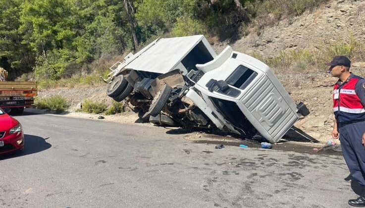 Alanya’da çöp kamyonu devrildi 1 işçi hayatını kaybetti