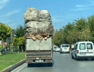 Çuval yüklü kamyonetin tehlikeli yolculuğu kamerada