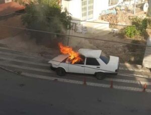 Alev alev yanan otomobilini çeşme hortumuyla söndürmeye çalıştı