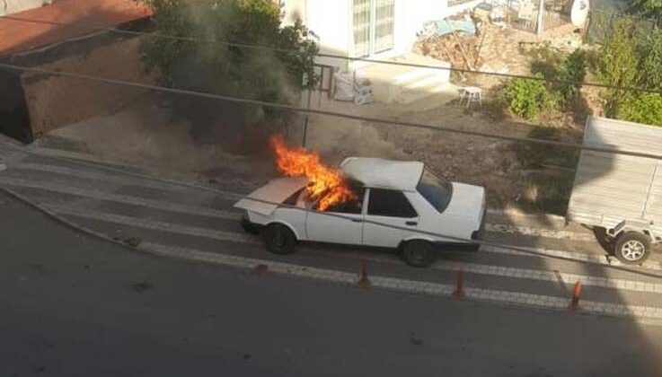 Alev alev yanan otomobilini çeşme hortumuyla söndürmeye çalıştı