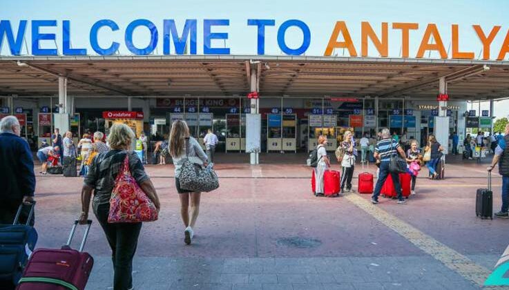 Antalya’ya uçakla 3,5 saatte, oteline 5 saatte ulaşan turist, trafikten bezdi