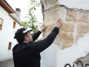 Dökülen sıvanın altından 700 yıllık tarih çıktı