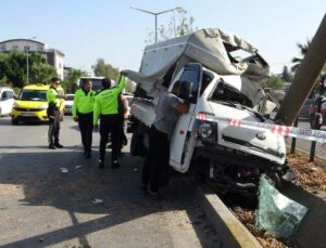 Ceviz yüklü kamyonet beton bloğa çarptı, araçta sıkışan genç sürücü acı içerisinde kıvrandı