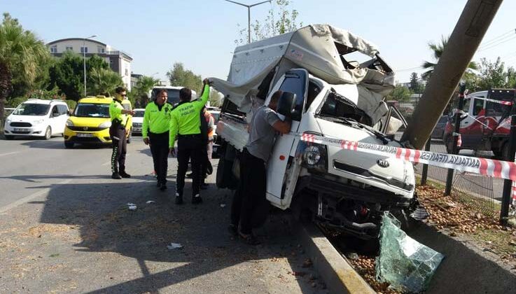 Ceviz yüklü kamyonet beton bloğa çarptı, araçta sıkışan genç sürücü acı içerisinde kıvrandı