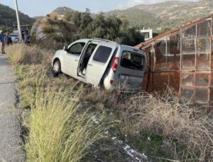 Hafif ticari araç yoldan çıktı: 2 yaralı