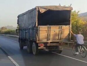 Hızla giden kamyonun arkasına tutunan bisikletli yürekleri ağza getirdi