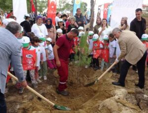 ‘Milli Ağaçlandırma Günü’nde Manavgat yangın bölgesinde ağaç dikimi yapıldı