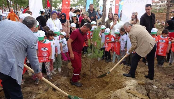 ‘Milli Ağaçlandırma Günü’nde Manavgat yangın bölgesinde ağaç dikimi yapıldı