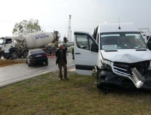 Turistleri taşıyan minibüs otomobille çarpışıp refüje çıktı