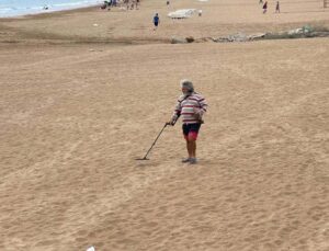 Turistlerin çekildiği plaj define avcılarına kaldı: “Ne bulursak kar”