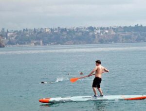 Sarı ve turuncu kodla uyarılan Antalya’da deniz keyfi