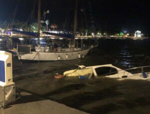 Antalya’da dalgalar sahile vurdu: Fırtına balıkçı teknelerini batırdı