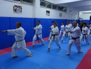 Aynı karate salonu öğrencileri, 30 yıl sonra tekrar bir araya gelerek idman yaptı